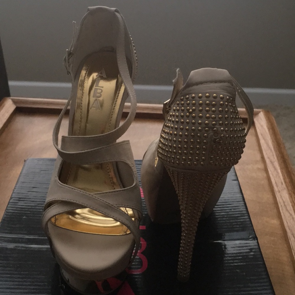 Nude open toe heel with gold design